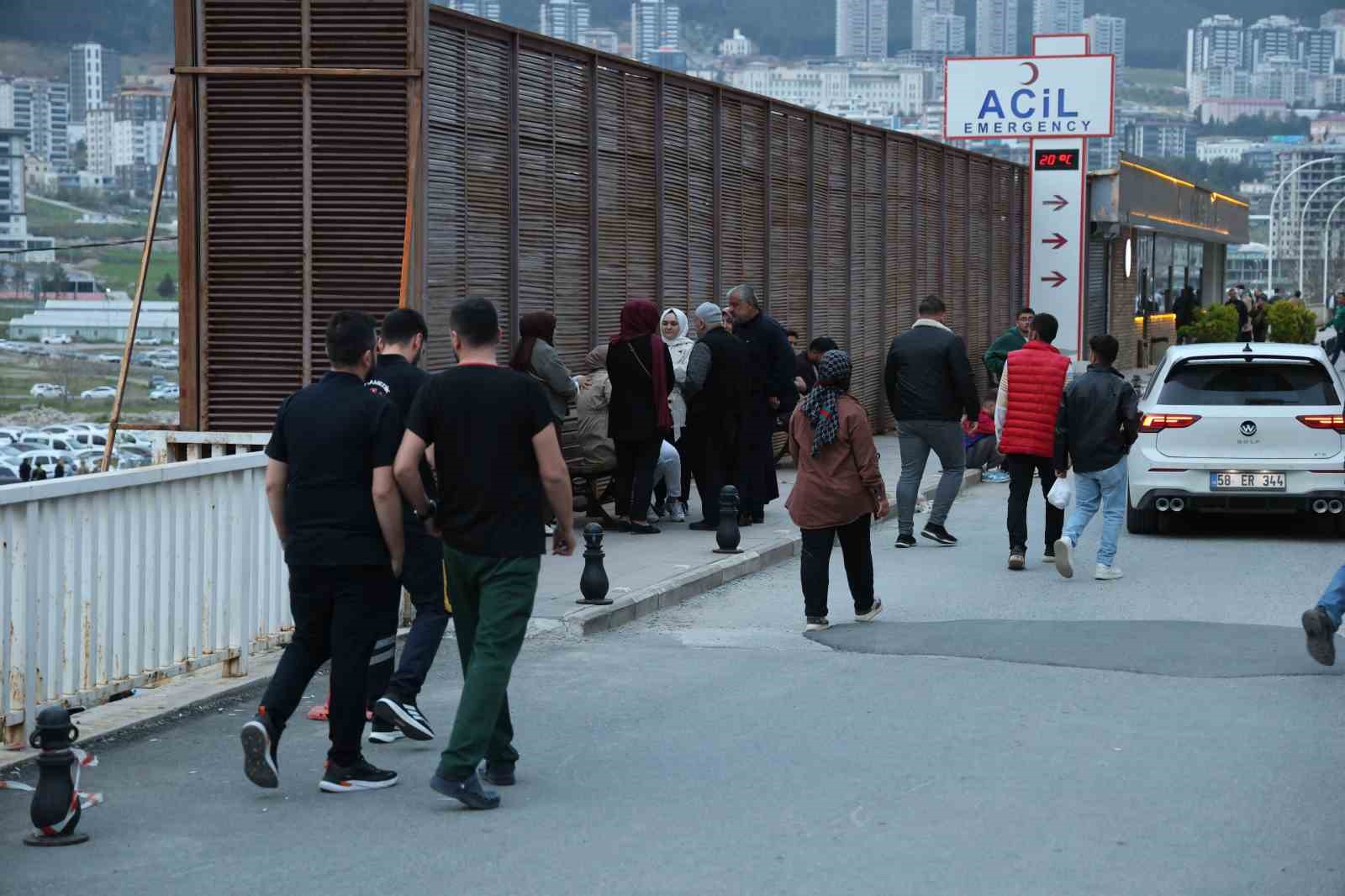 yarali ogrencilerin ailelerinin hastane onundeki bekleyisi suruyor 6 VVb9JufG