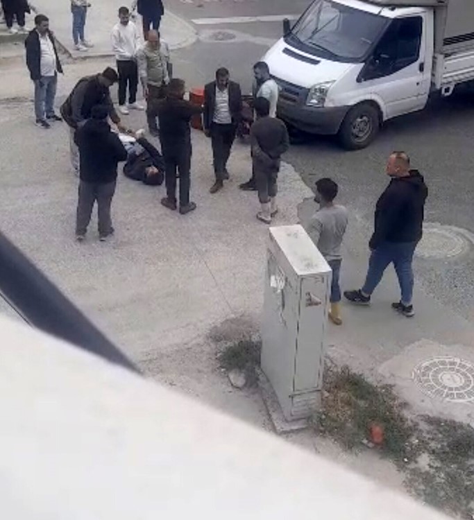 yarali surucu ambulansi beklerken sigara yakti 0 u2eMRcyC
