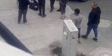 yarali-surucu-ambulansi-beklerken-sigara-yakti-x6fhYmOm.jpg