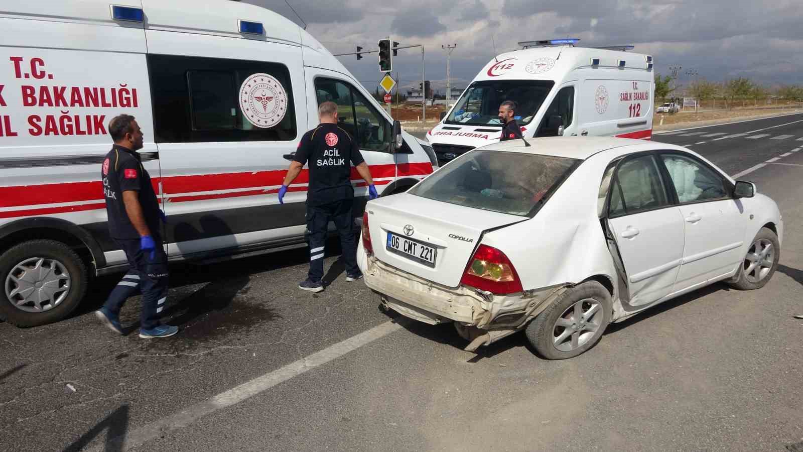 yarali tasiyan otomobille kamyonet carpisti 3 yarali 2 WmRS1CmT