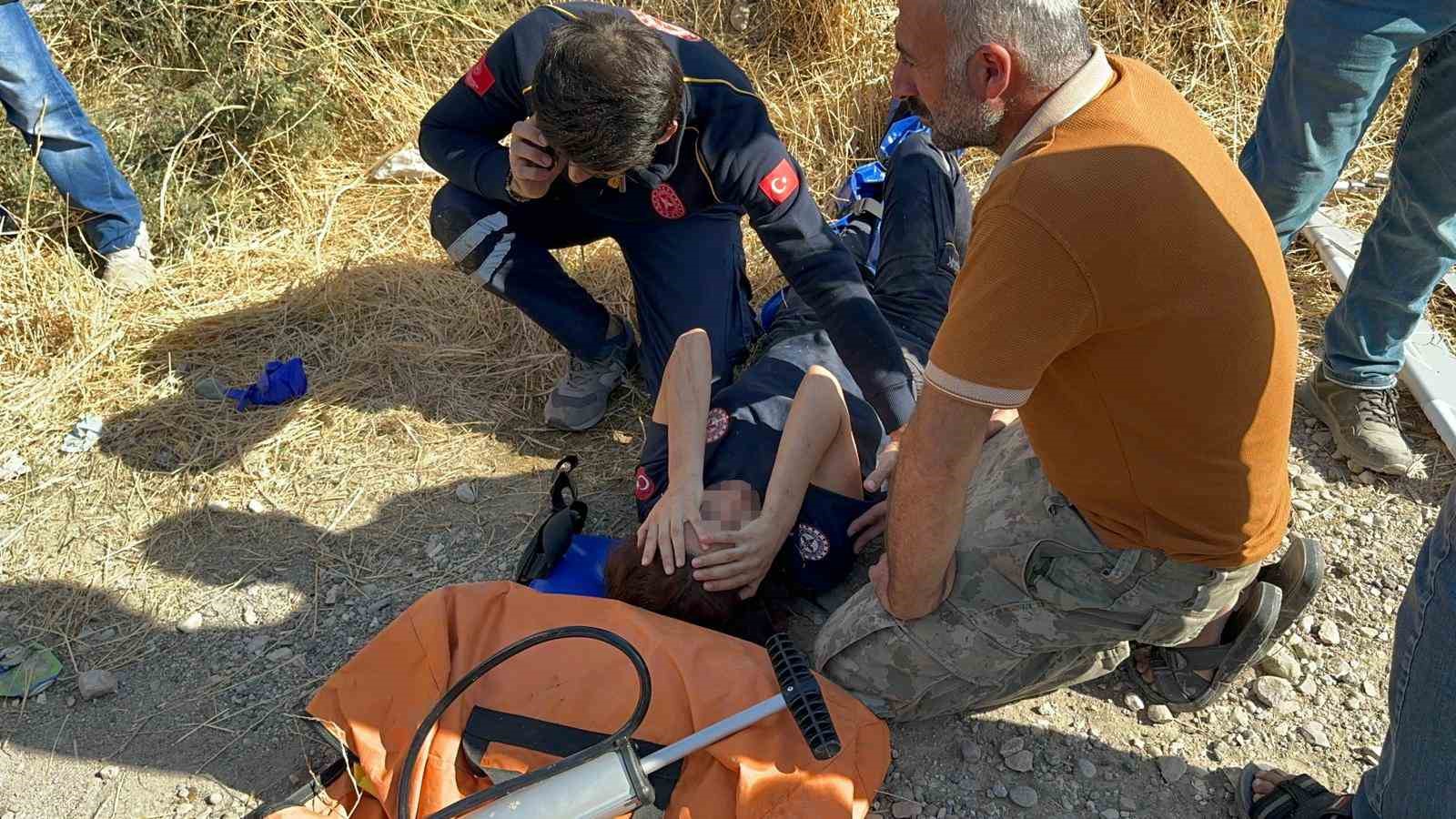 yaralilari tasiyan ambulans ile otomobil carpisti 8 yarali 1 NMPbHvCN