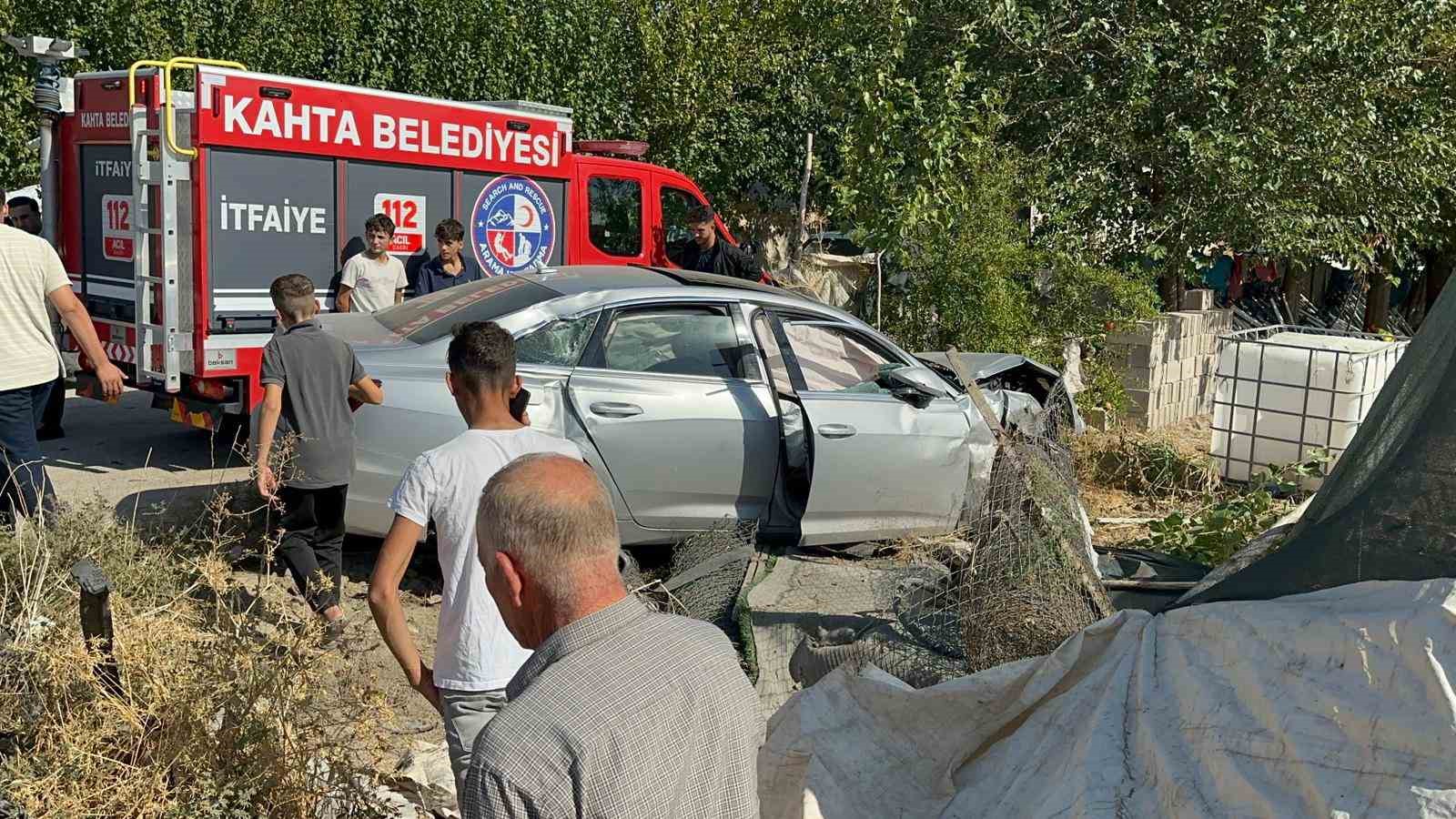 yaralilari tasiyan ambulans ile otomobil carpisti 8 yarali 3 YZZH29nr
