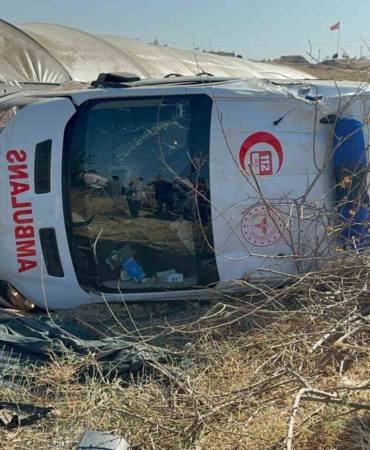 yaralilari-tasiyan-ambulans-ile-otomobil-carpisti-8-yarali-3D3eeATG.jpg