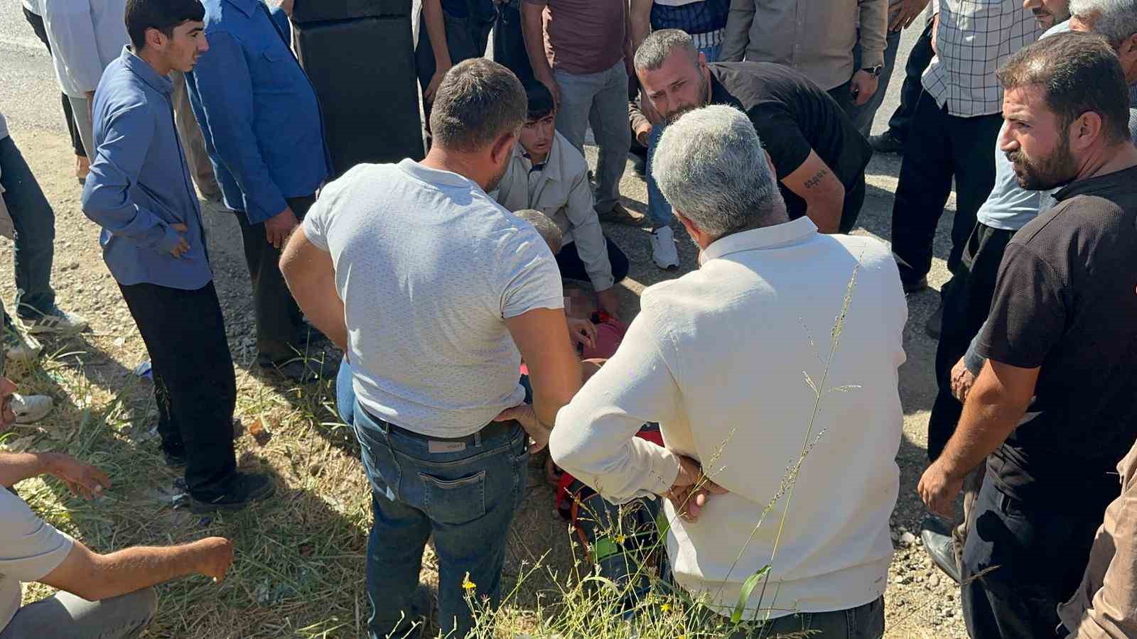yaralilari tasiyan ambulans ile otomobil carpisti 8 yarali 4 pOtYDZcb
