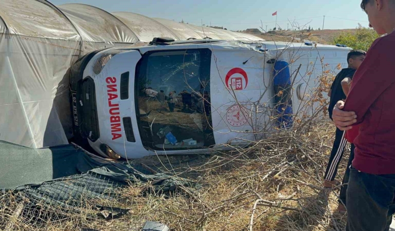 yaralilari-tasiyan-ambulans-ile-otomobil-carpisti-8-yarali-7PyM9I6h.jpg