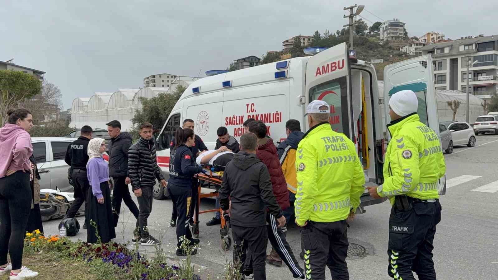 yaraliya ilk mudahale tesadufen olay yerinden gecen acil doktorundan 6 MRhs6Bzm