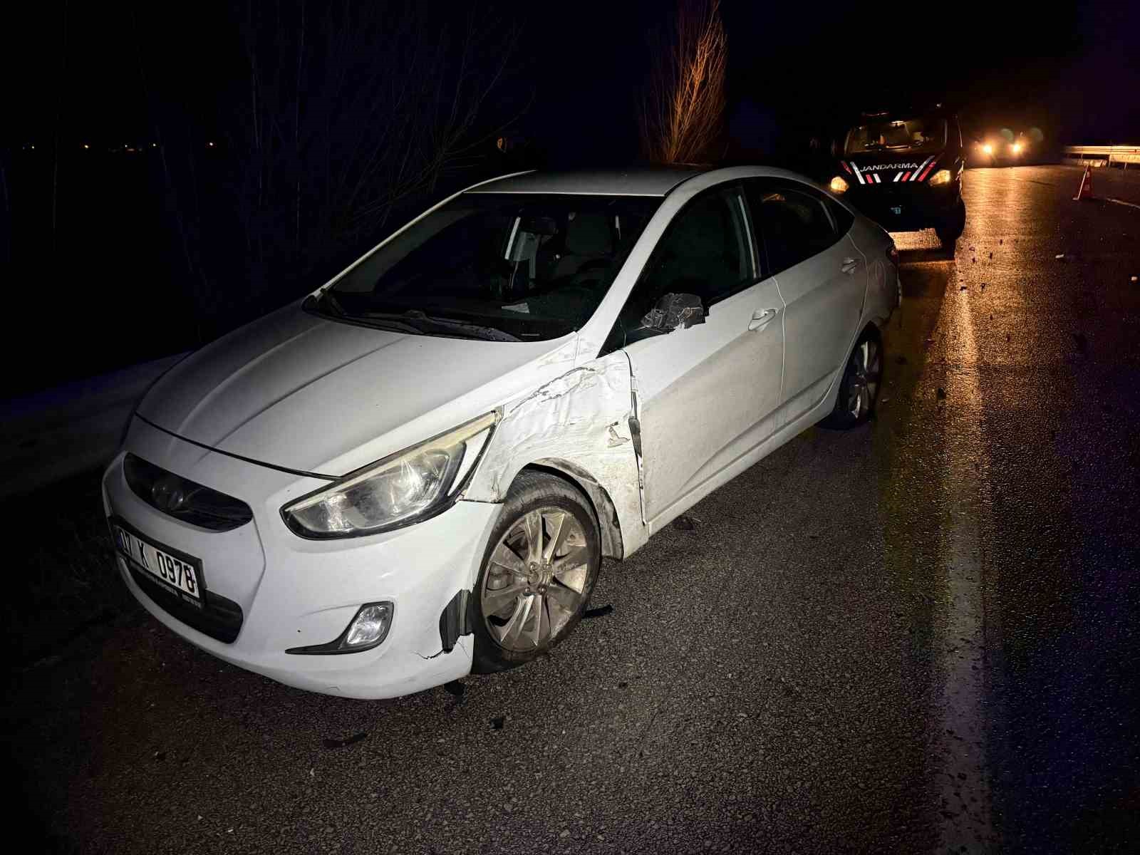 yaraliya yardim etmek istedi emniyet seridindeki otomobiline ticari arac carpti 4 yarali 1