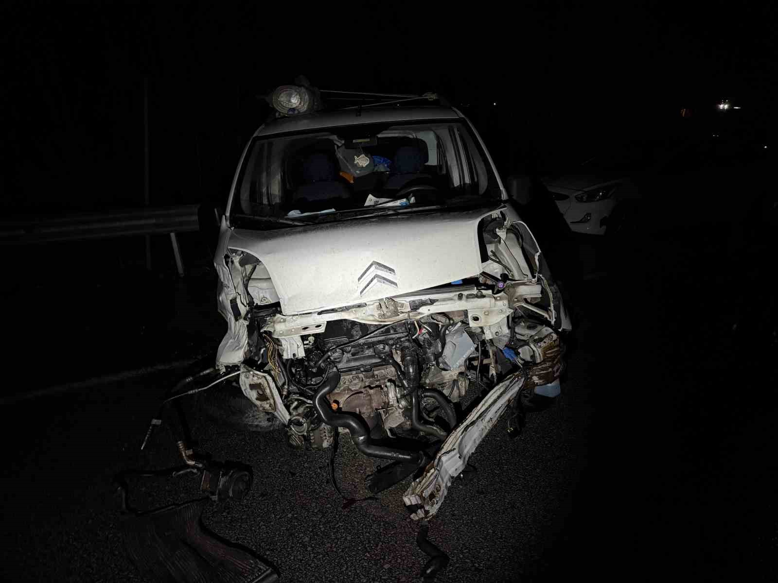 yaraliya yardim etmek istedi emniyet seridindeki otomobiline ticari arac carpti 4 yarali 2 b87UbqaS