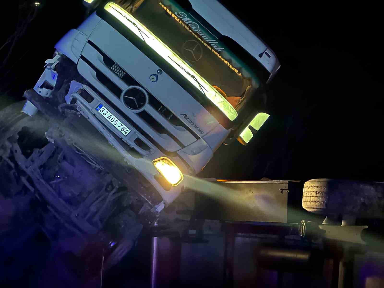 yaraliya yardim etmek istedi emniyet seridindeki otomobiline ticari arac carpti 4 yarali 3 vyyXelTn