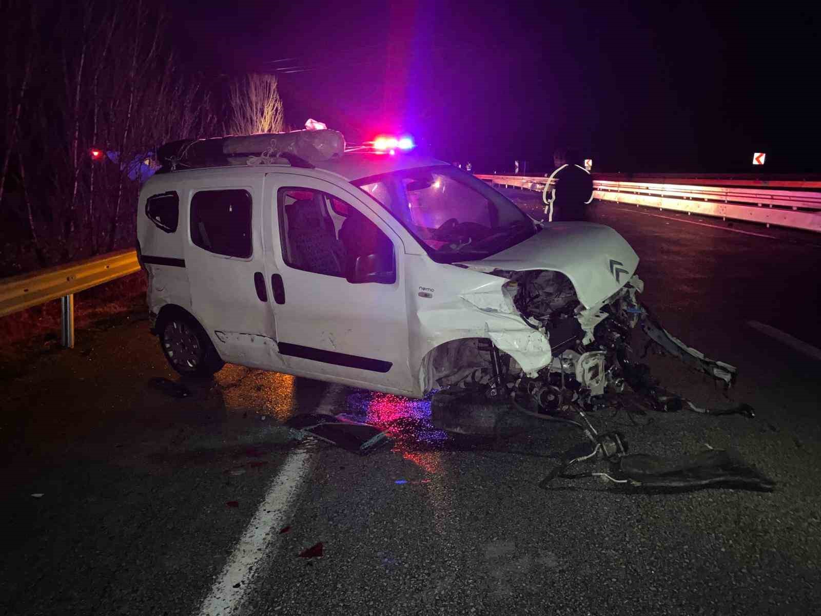 yaraliya yardim etmek istedi emniyet seridindeki otomobiline ticari arac carpti 4 yarali 5 sCIsHhel
