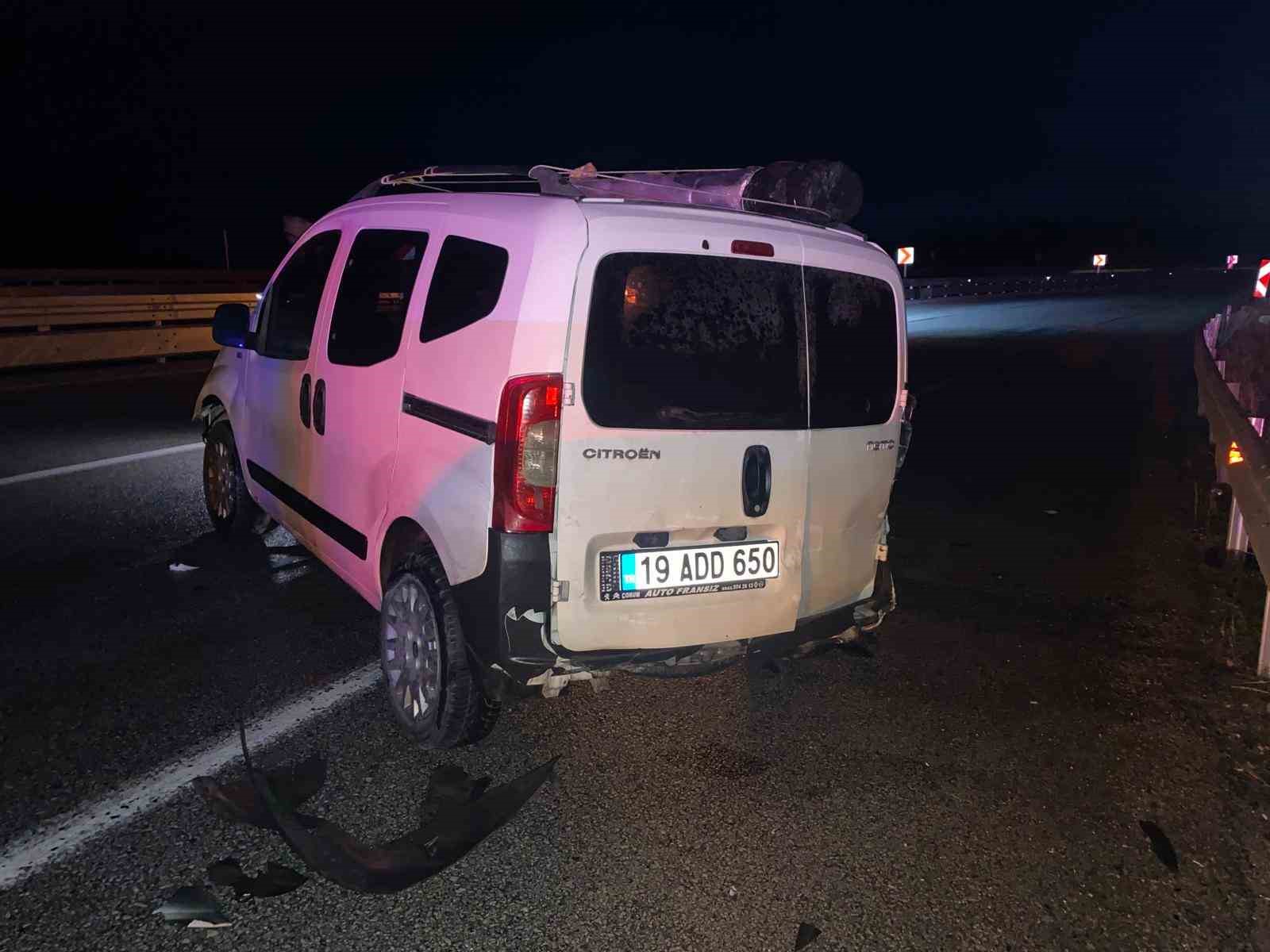 yaraliya yardim etmek istedi emniyet seridindeki otomobiline ticari arac carpti 4 yarali 6 cjgeQmM9
