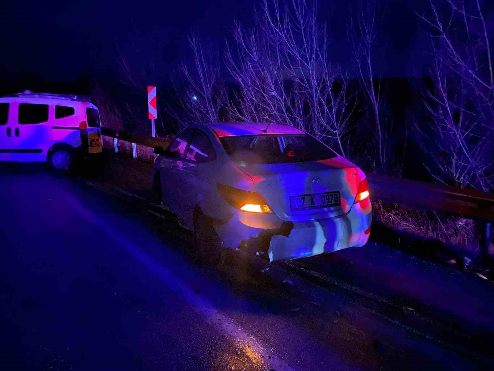 yaraliya yardim etmek istedi emniyet seridindeki otomobiline ticari arac carpti 4 yarali 7 LZfFYcly