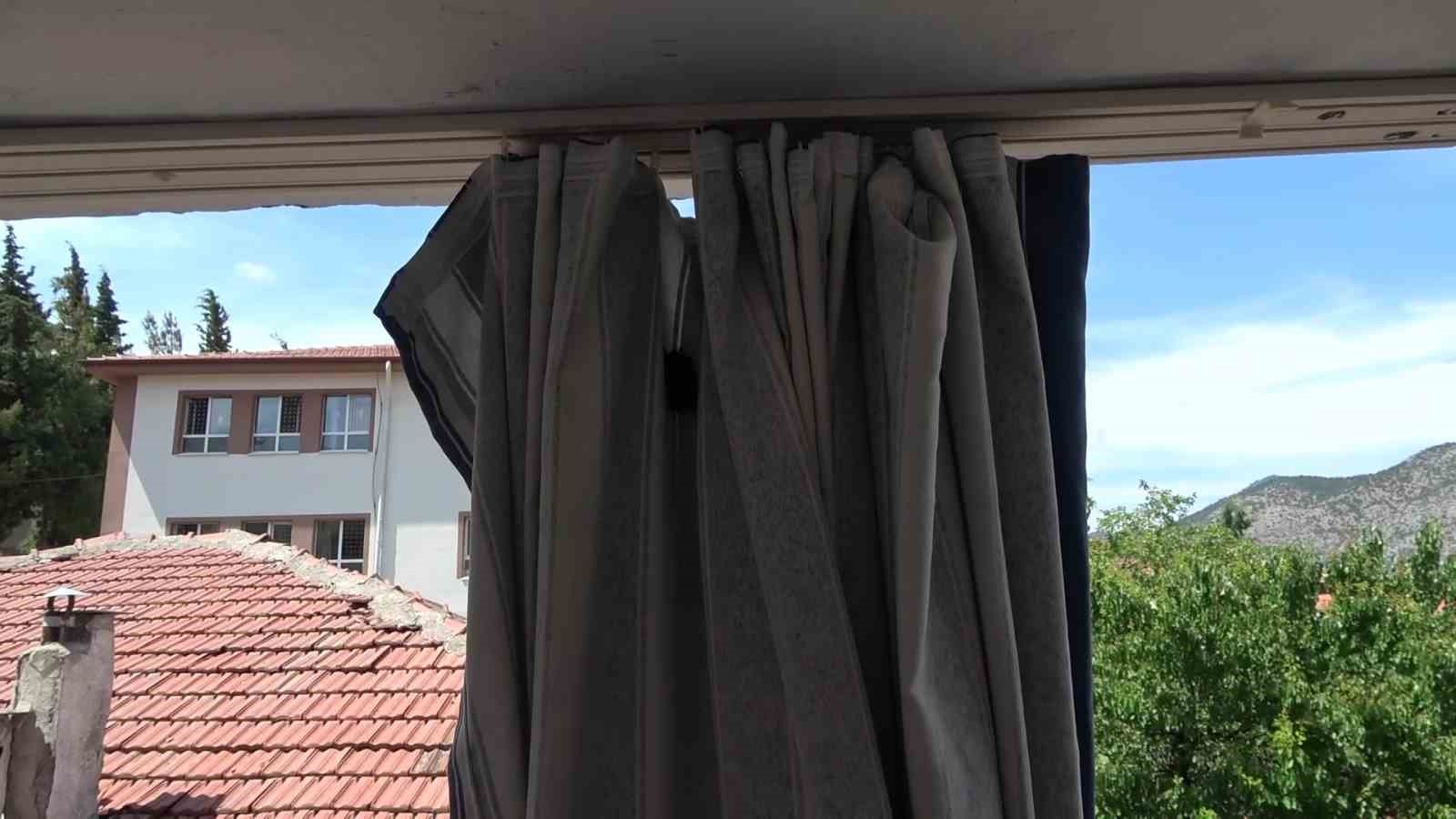 Yarasa balkon perdesini yuvaya dönüştürdü, ev sahibi ‘Batman’ adını verdi 6 yarasa balkon perdesini yuvaya donusturdu ev sahibi batman adini verdi 2 FGuf7iZG