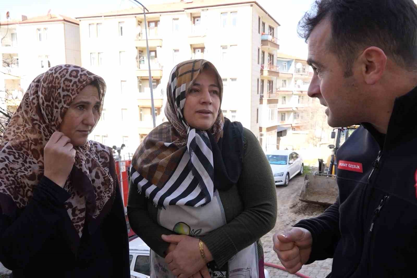 Yardım çağırmak için önce dışarı çıktı, çocuklarını kurtarmak için yanan eve yeniden girdi 8 yardim cagirmak icin once disari cikti cocuklarini kurtarmak icin yanan eve yeniden girdi 4 RFh1D9wR