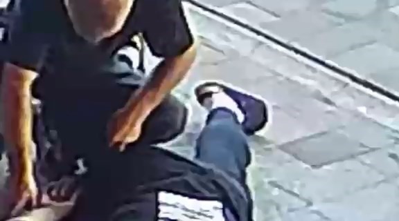 Yardım ediyormuş gibi yaptı, cüzdanını çaldı 4 yardim ediyormus gibi yapti cuzdanini caldi 0 n7VEqlOR