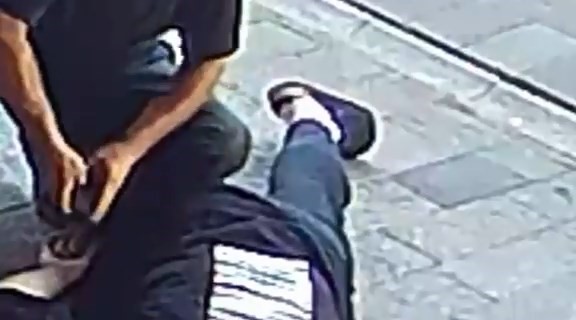 Yardım ediyormuş gibi yaptı, cüzdanını çaldı 5 yardim ediyormus gibi yapti cuzdanini caldi 1 UrkKmgHk