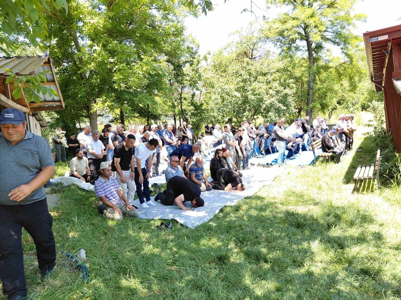Yardım için durduğu emniyet şeridinde otomobil çarpmıştı, son yolculuğuna uğurlandı 4 yardim icin durdugu emniyet seridinde otomobil carpmisti son yolculuguna ugurlandi 0 IpeWn3MB