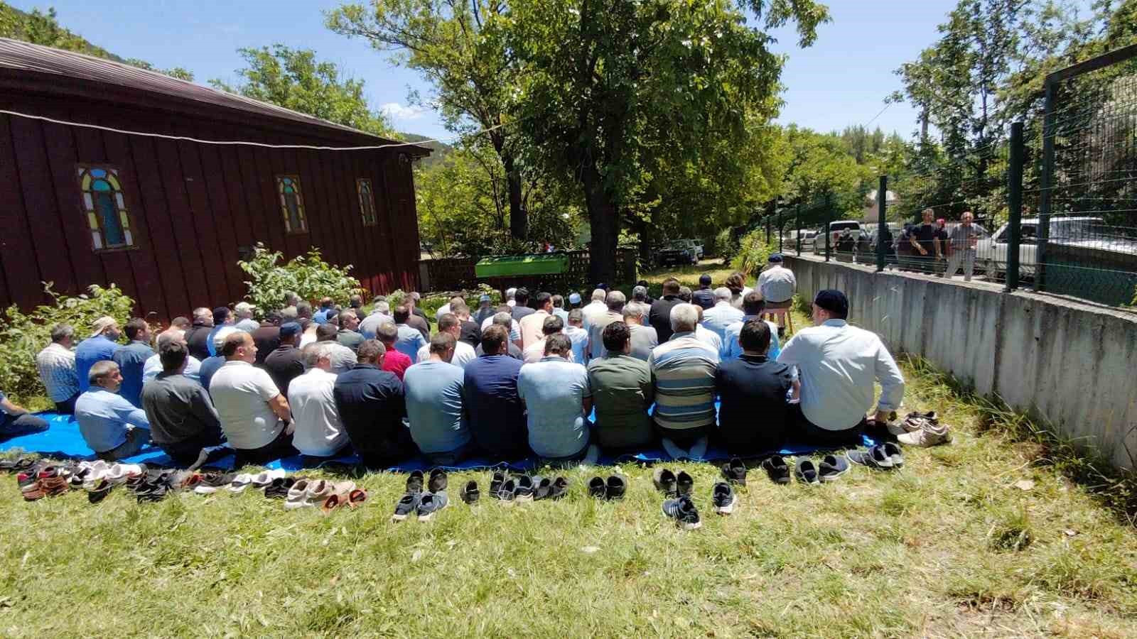 Yardım için durduğu emniyet şeridinde otomobil çarpmıştı, son yolculuğuna uğurlandı 5 yardim icin durdugu emniyet seridinde otomobil carpmisti son yolculuguna ugurlandi 1