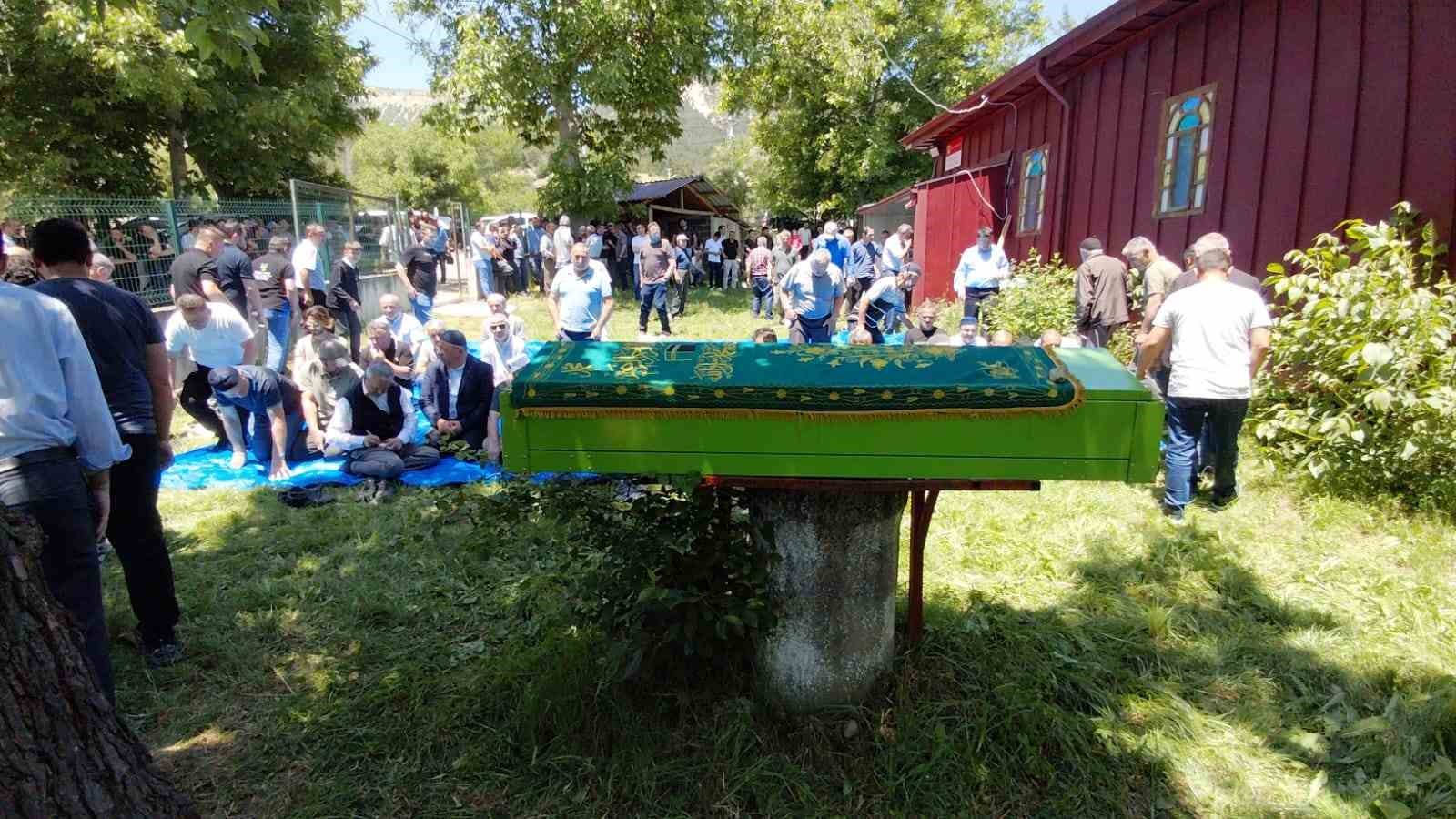 Yardım için durduğu emniyet şeridinde otomobil çarpmıştı, son yolculuğuna uğurlandı 6 yardim icin durdugu emniyet seridinde otomobil carpmisti son yolculuguna ugurlandi 2 yFPJlhee