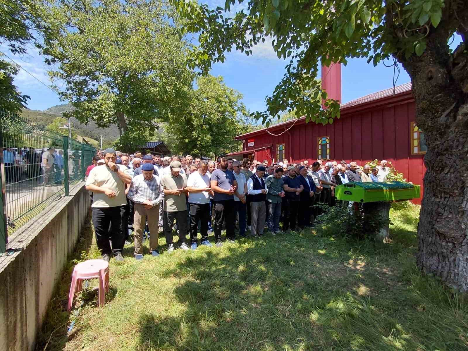 Yardım için durduğu emniyet şeridinde otomobil çarpmıştı, son yolculuğuna uğurlandı 7 yardim icin durdugu emniyet seridinde otomobil carpmisti son yolculuguna ugurlandi 3 z12MIGct
