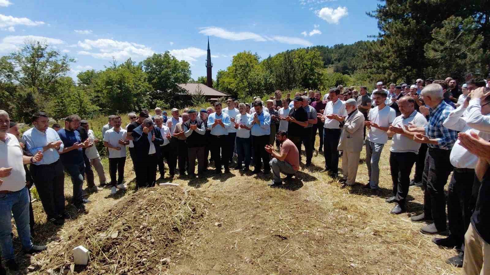 Yardım için durduğu emniyet şeridinde otomobil çarpmıştı, son yolculuğuna uğurlandı 8 yardim icin durdugu emniyet seridinde otomobil carpmisti son yolculuguna ugurlandi 4 V11Osf7e