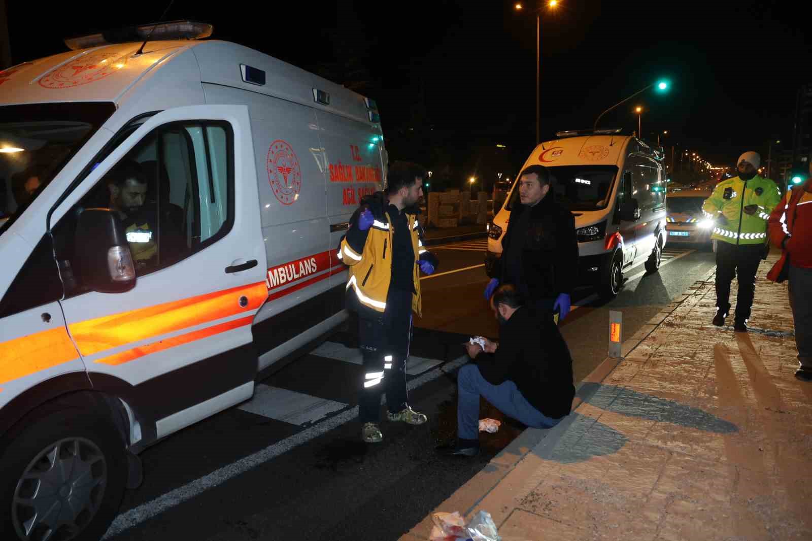 Yardım için durdular, kendilerine küfür edilince alkollü sürücüyü ve arkadaşını darp ettiler 6 yardim icin durdular kendilerine kufur edilince alkollu surucuyu ve arkadasini darp ettiler 2 ZeFPOuRK