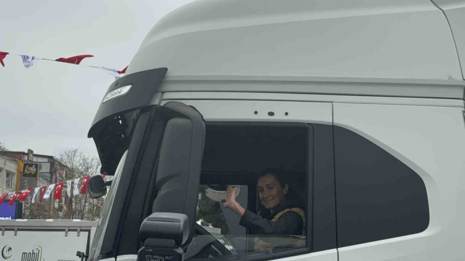 yardim konvoyuna kadin eli degdi 0 uZrnyk43