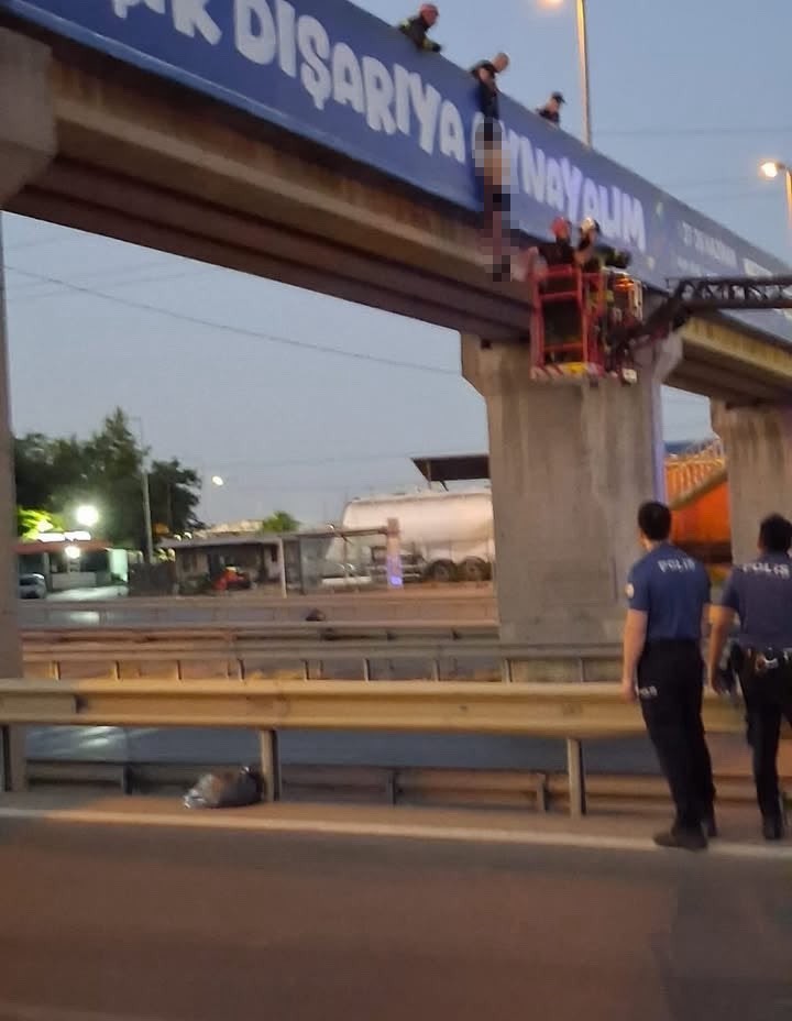 Yarı çıplak şahıs üst geçitte asılı bulundu 4 yari ciplak sahis ust gecitte asili bulundu 0 me62eFUt
