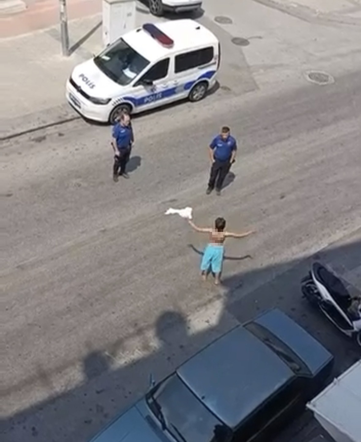 yari ciplak sokaga cikan kadin daha sonra 3 kattan atladi 1 RtFRAgzM