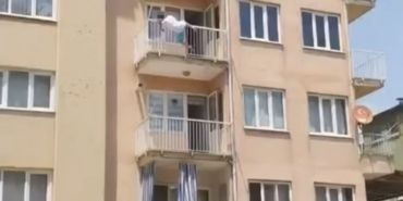 yari-ciplak-sokaga-cikan-kadin-daha-sonra-3-kattan-atladi-SYB7iCHe.jpg