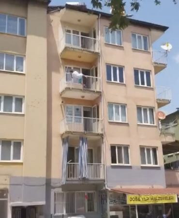 yari-ciplak-sokaga-cikan-kadin-daha-sonra-3-kattan-atladi-SYB7iCHe.jpg
