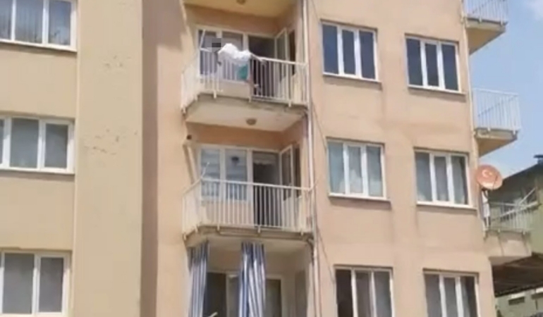 yari-ciplak-sokaga-cikan-kadin-daha-sonra-3-kattan-atladi-SYB7iCHe.jpg