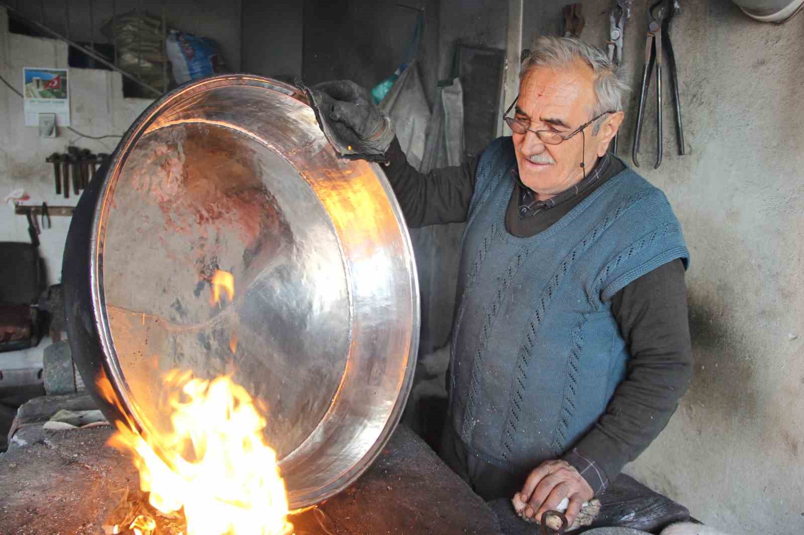 yarim asirdan fazla suredir bakira hayat veriyor 73 yasinda meslegini askla yapiyor 2 AbSAwtgK