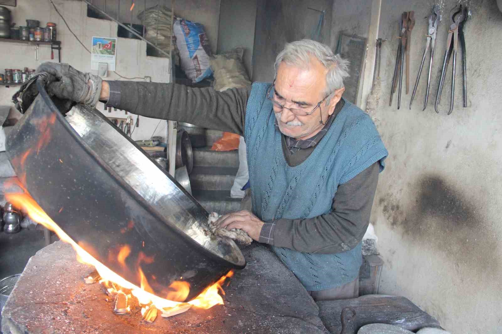 yarim asirdan fazla suredir bakira hayat veriyor 73 yasinda meslegini askla yapiyor 3 4aWZspPS