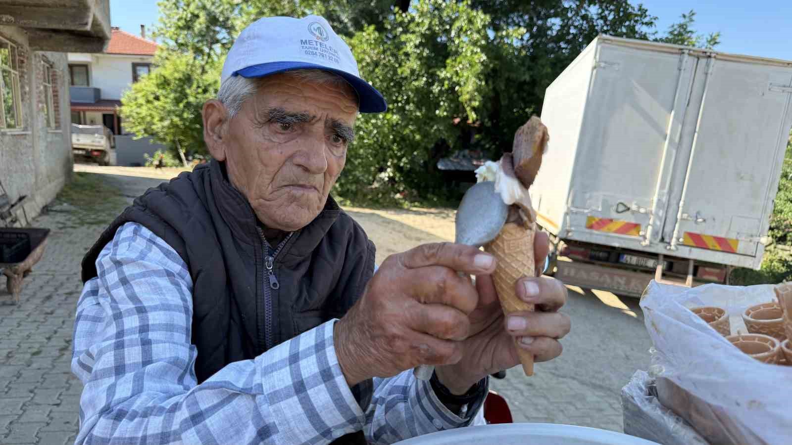 yarim asirdan fazladir koy koy gezerek dondurma satiyor 2 HyKs5q5N