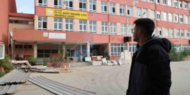 yarim-asirlik-okulda-yikim-calismalari-basladi-mezunlar-son-kez-huzunle-gezdi-VgenKvwn.jpg