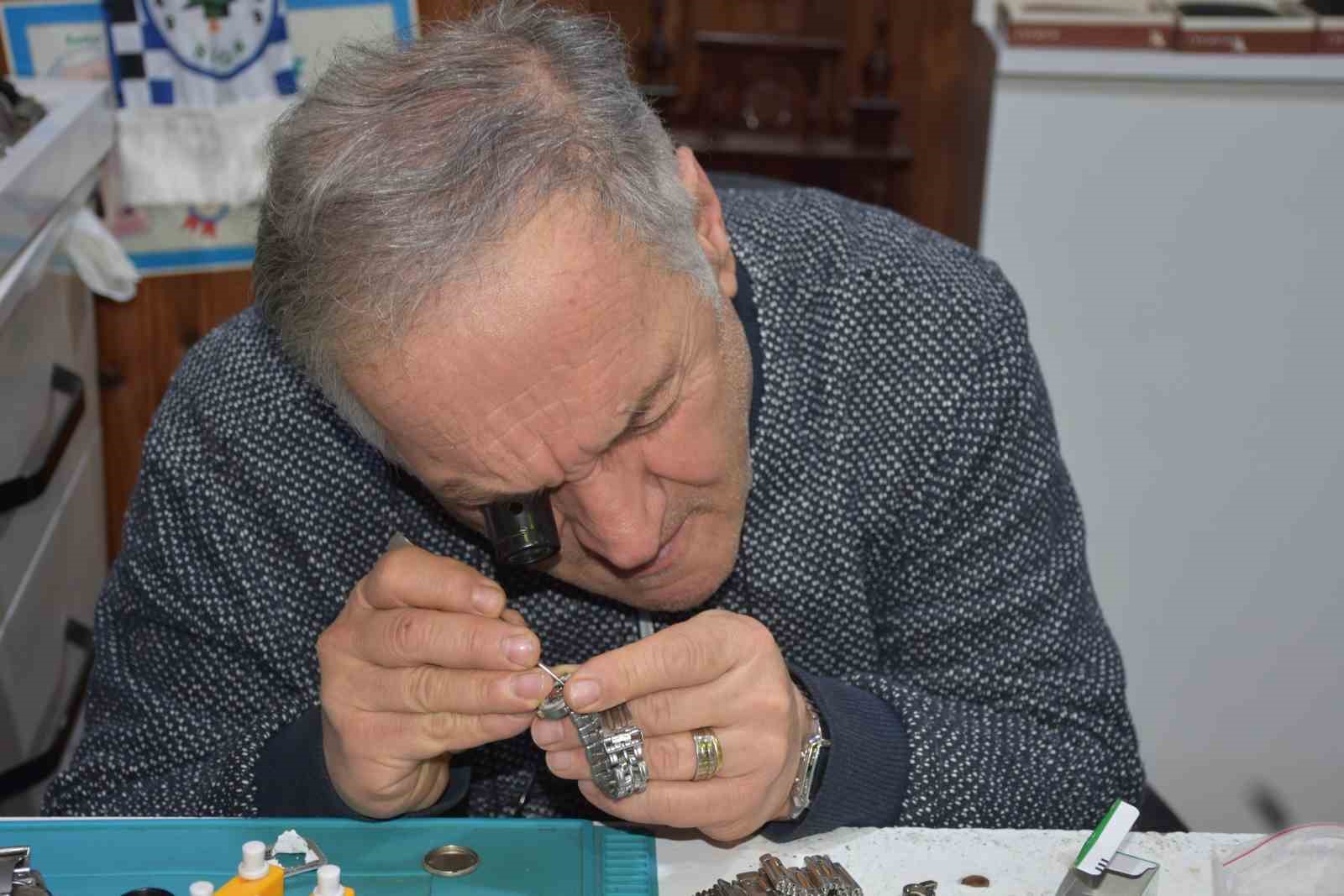 Yarım asırlık saat ustası çırak bulamadığı mesleğini eşiyle ayakta tutuyor 4 yarim asirlik saat ustasi cirak bulamadigi meslegini esiyle ayakta tutuyor 0 JYMvtsXL