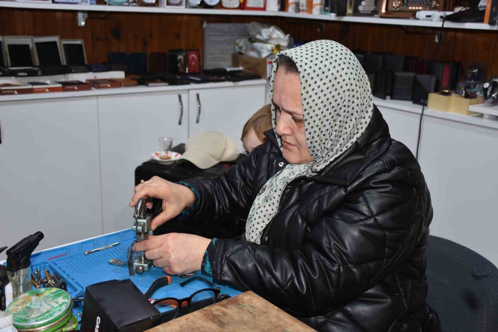 Yarım asırlık saat ustası çırak bulamadığı mesleğini eşiyle ayakta tutuyor 5 yarim asirlik saat ustasi cirak bulamadigi meslegini esiyle ayakta tutuyor 1 9q4mvFLh