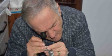 yarim-asirlik-saat-ustasi-cirak-bulamadigi-meslegini-esiyle-ayakta-tutuyor-hiRdtbCx.jpg