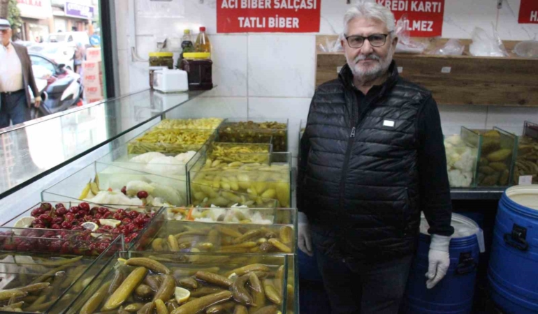 yarim-asirlik-tursucudan-iddiali-cikis-tursu-suyu-icen-grip-olursa-masraflari-benden-PREKpQ6X.jpg