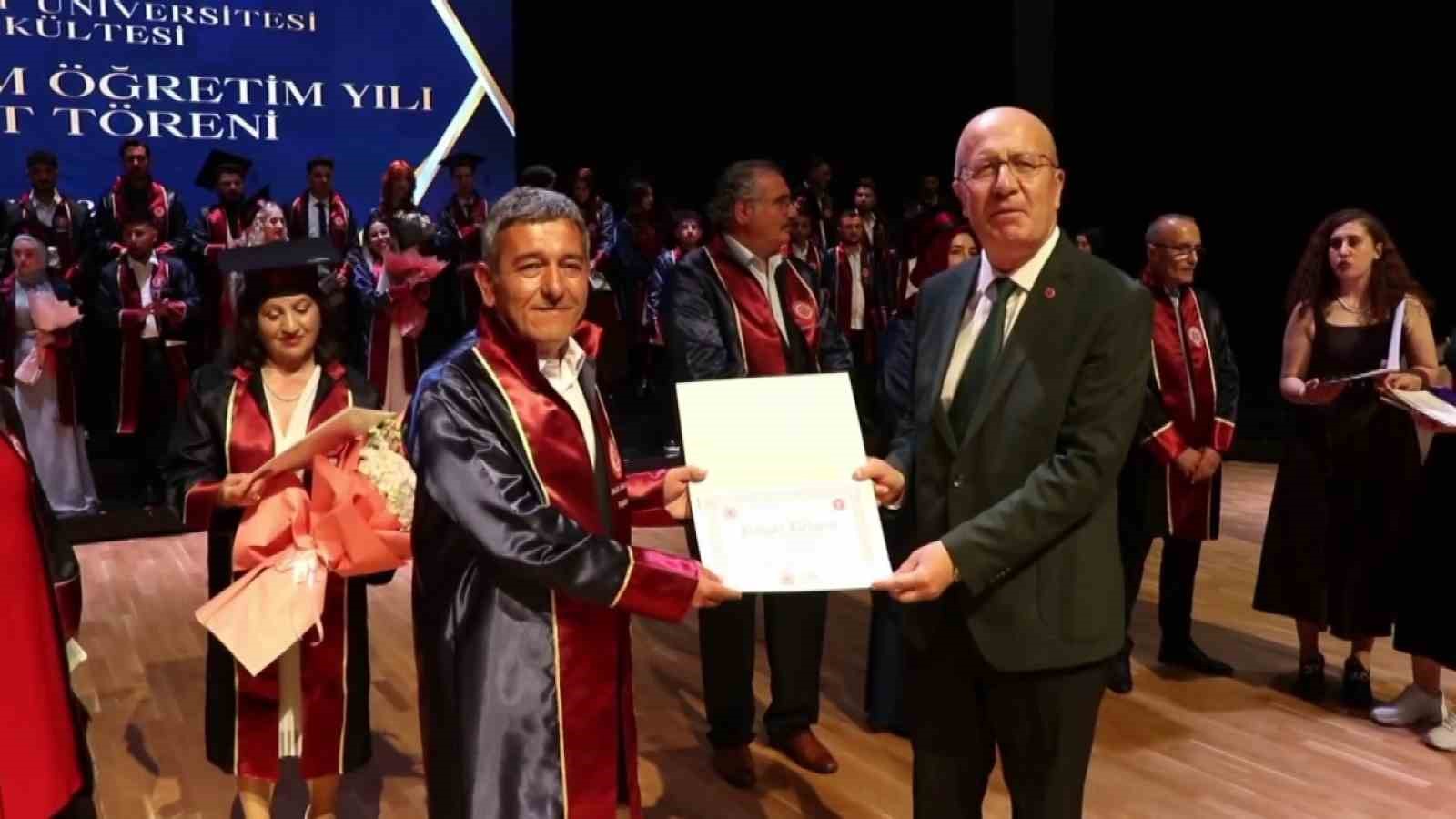 yarim asri devirdiler cubbe giyip mezun oldular 2 u3gQWNvI