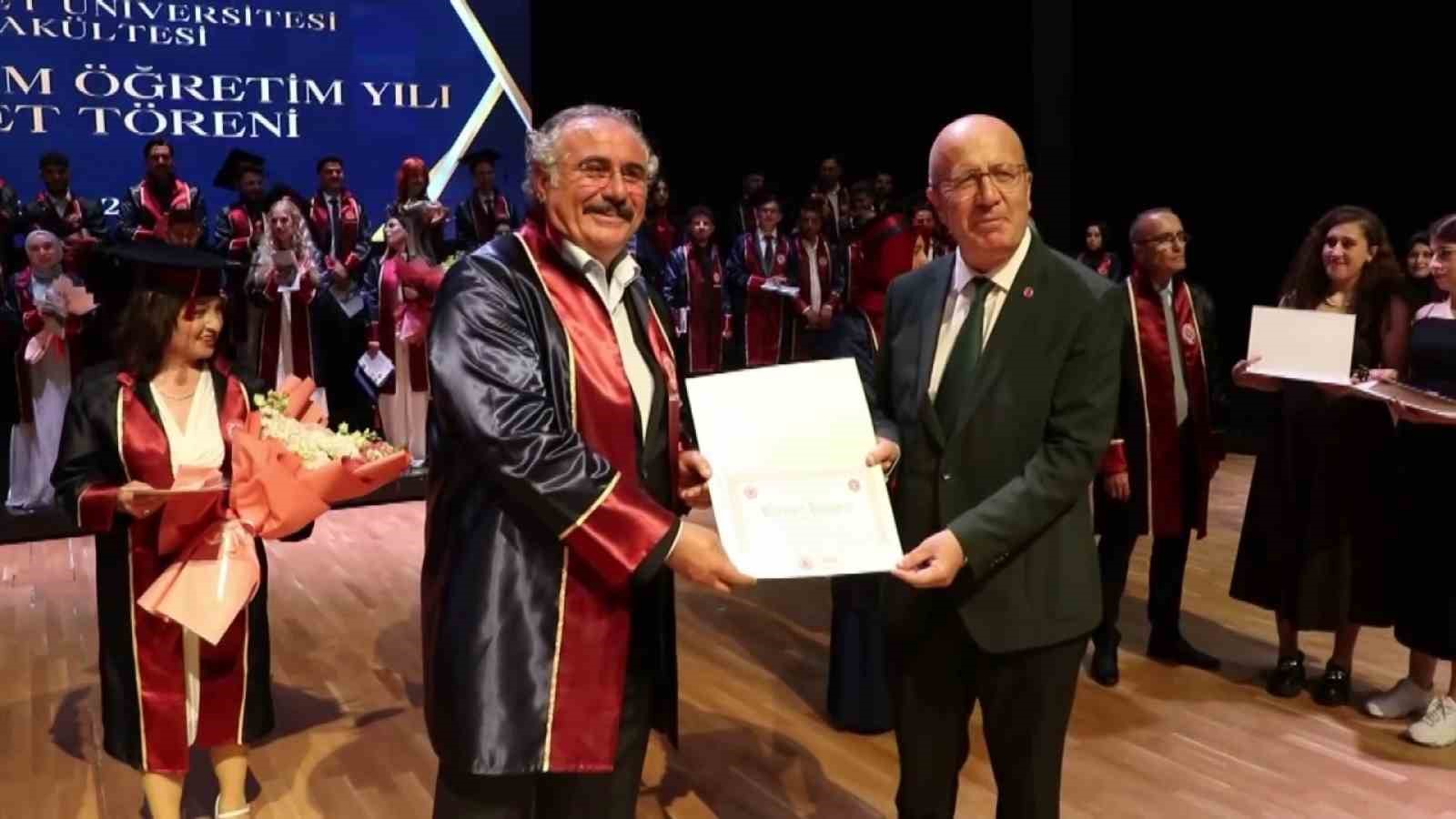 yarim asri devirdiler cubbe giyip mezun oldular 3 1ZDVeSep