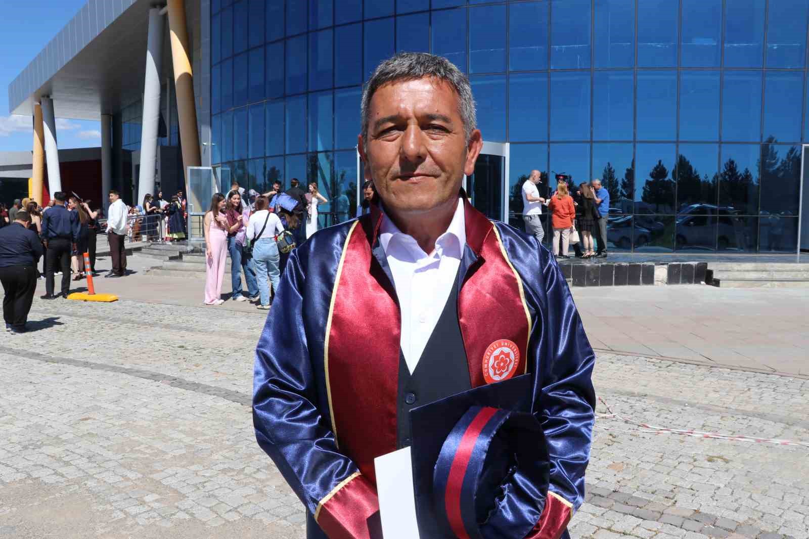 yarim asri devirdiler cubbe giyip mezun oldular 5 XnG7NJjF