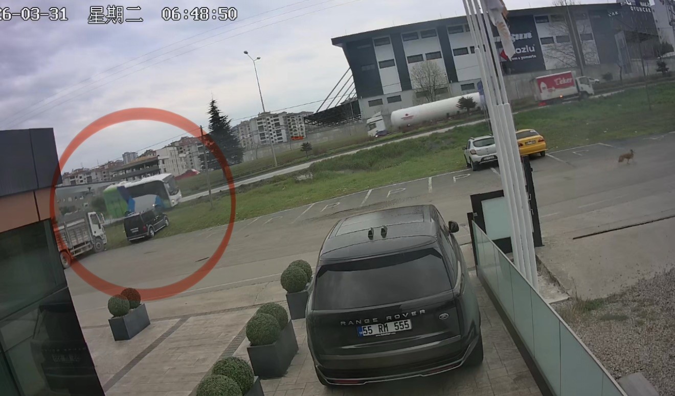 Yarışmadan dönen öğrencileri taşıyan aracın kaza anı güvenlik kamerasına yansıdı 5 yarismadan donen ogrencileri tasiyan aracin kaza ani guvenlik kamerasina yansidi 1 Ap9jN8cH