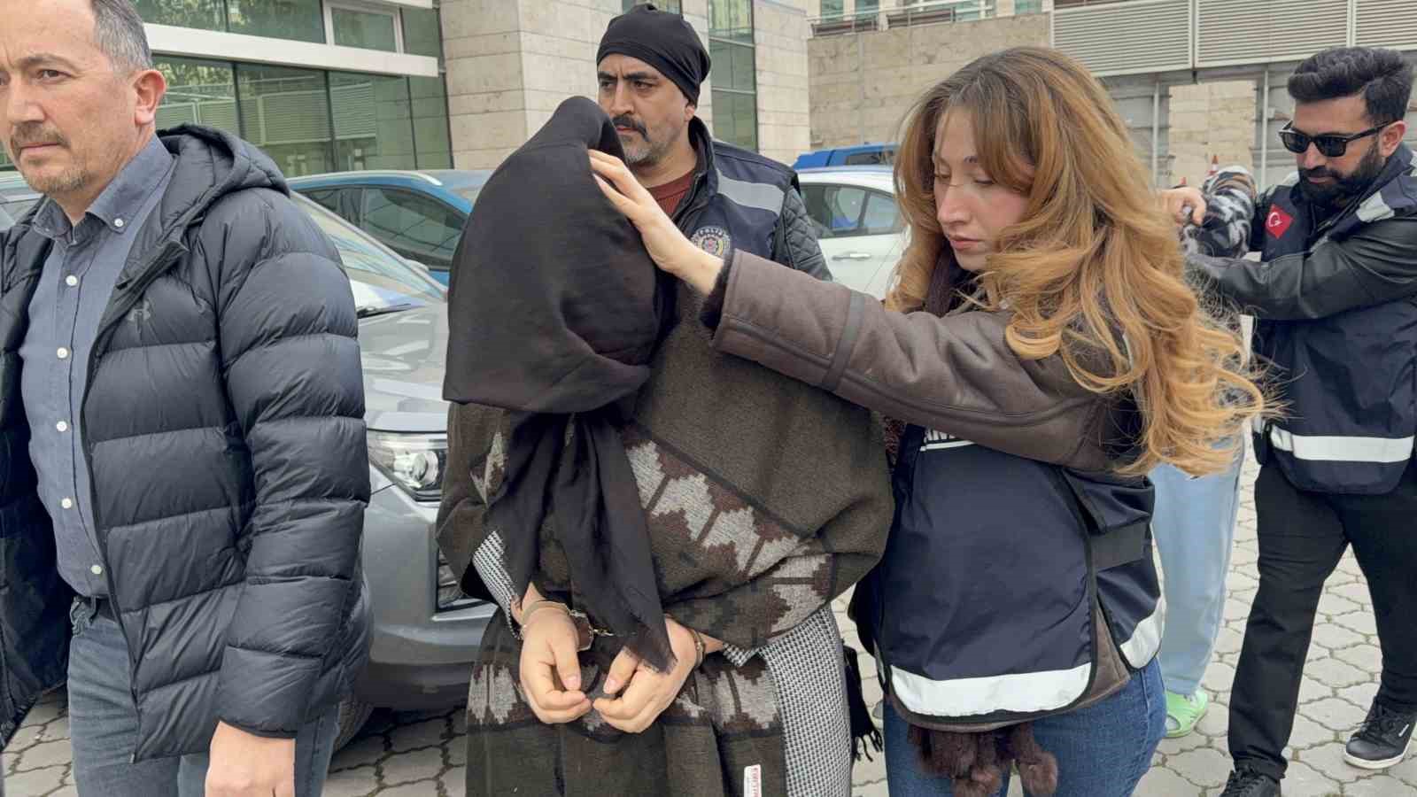 Yasak aşk cinayetinde pazarcının boğazı kesilerek öldürülmesiyle ilgili 3 kişi adliyeye sevk edildi 5 yasak ask cinayetinde pazarcinin bogazi kesilerek oldurulmesiyle ilgili 3 kisi adliyeye sevk edildi 1 MbMvE9hE