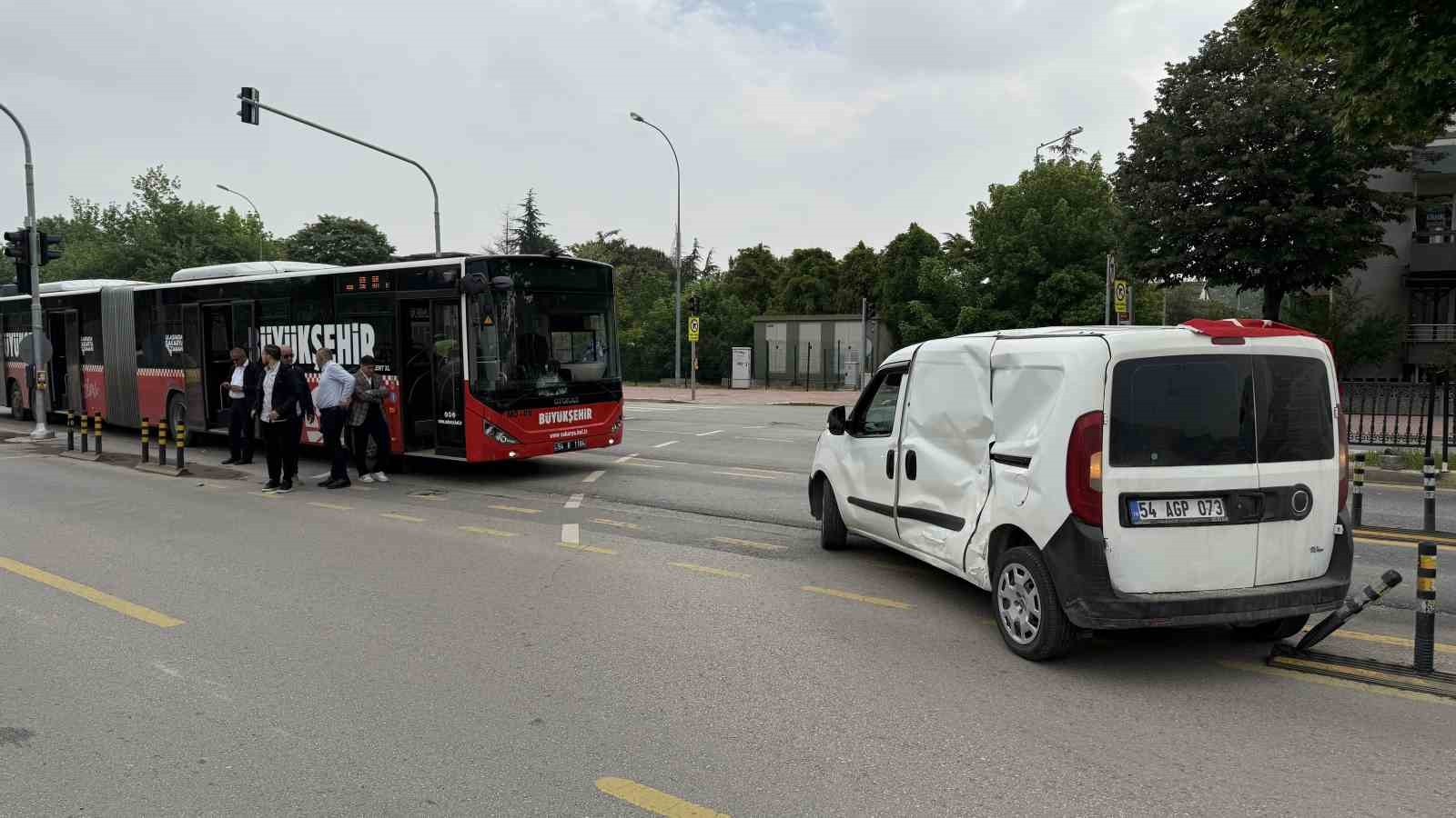 Yasak dönüş kazayı getirdi, metrobüsle hafif ticari araç çarpıştı: 13 yaralı 4 yasak donus kazayi getirdi metrobusle hafif ticari arac carpisti 13 yarali 0 qXB178fZ