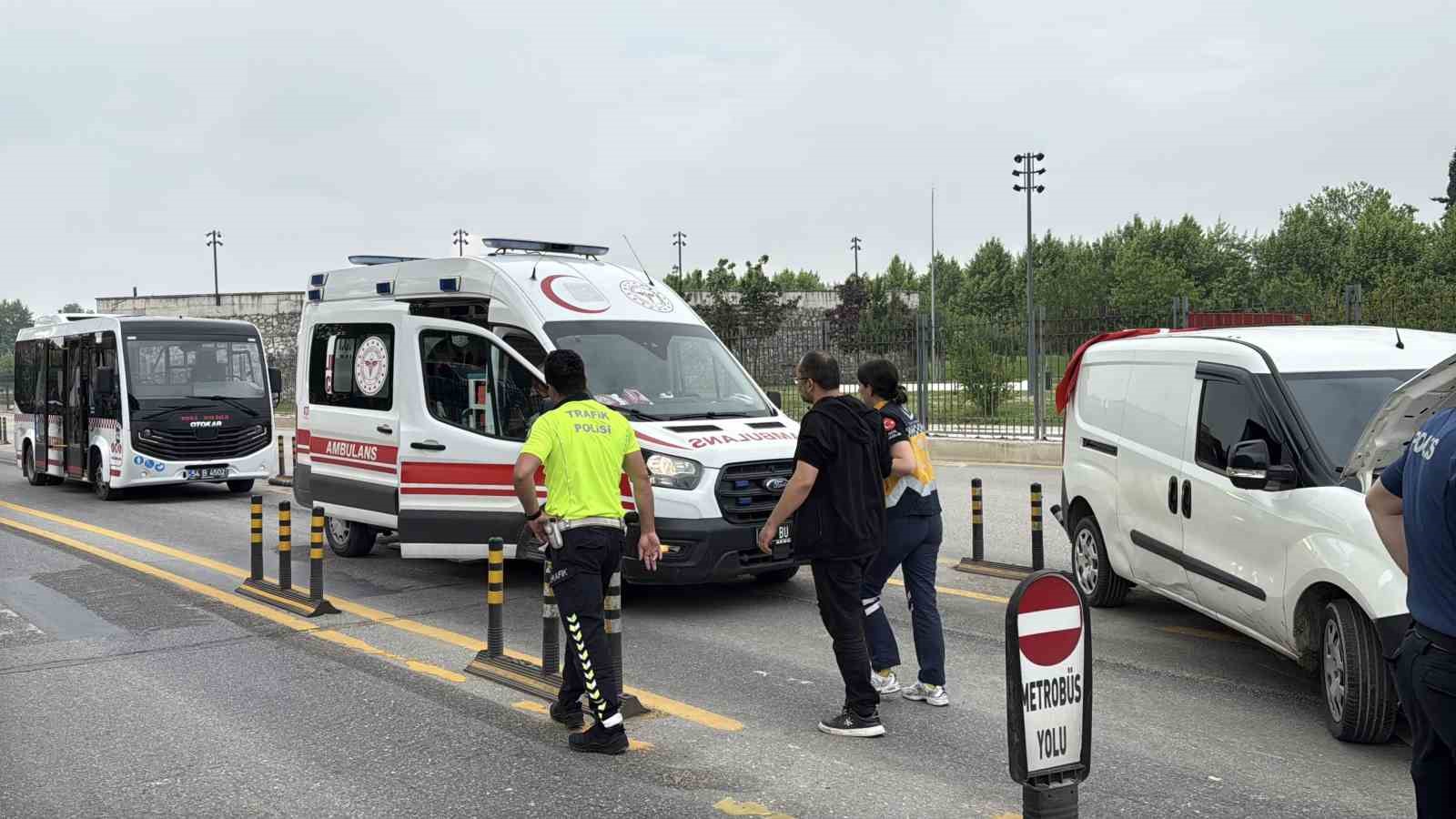 Yasak dönüş kazayı getirdi, metrobüsle hafif ticari araç çarpıştı: 13 yaralı 5 yasak donus kazayi getirdi metrobusle hafif ticari arac carpisti 13 yarali 1 VJPBd2au
