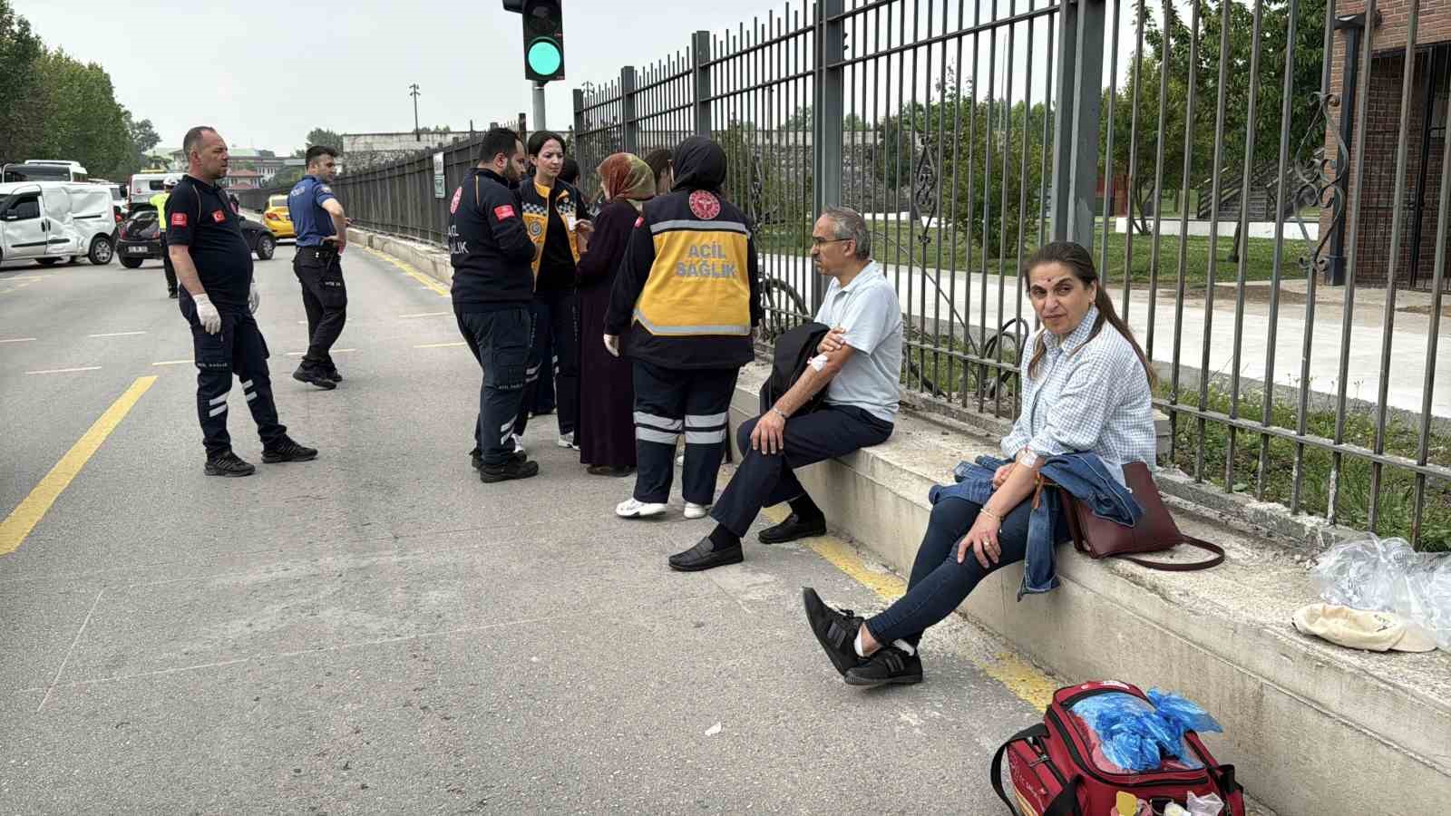 Yasak dönüş kazayı getirdi, metrobüsle hafif ticari araç çarpıştı: 13 yaralı 7 yasak donus kazayi getirdi metrobusle hafif ticari arac carpisti 13 yarali 3