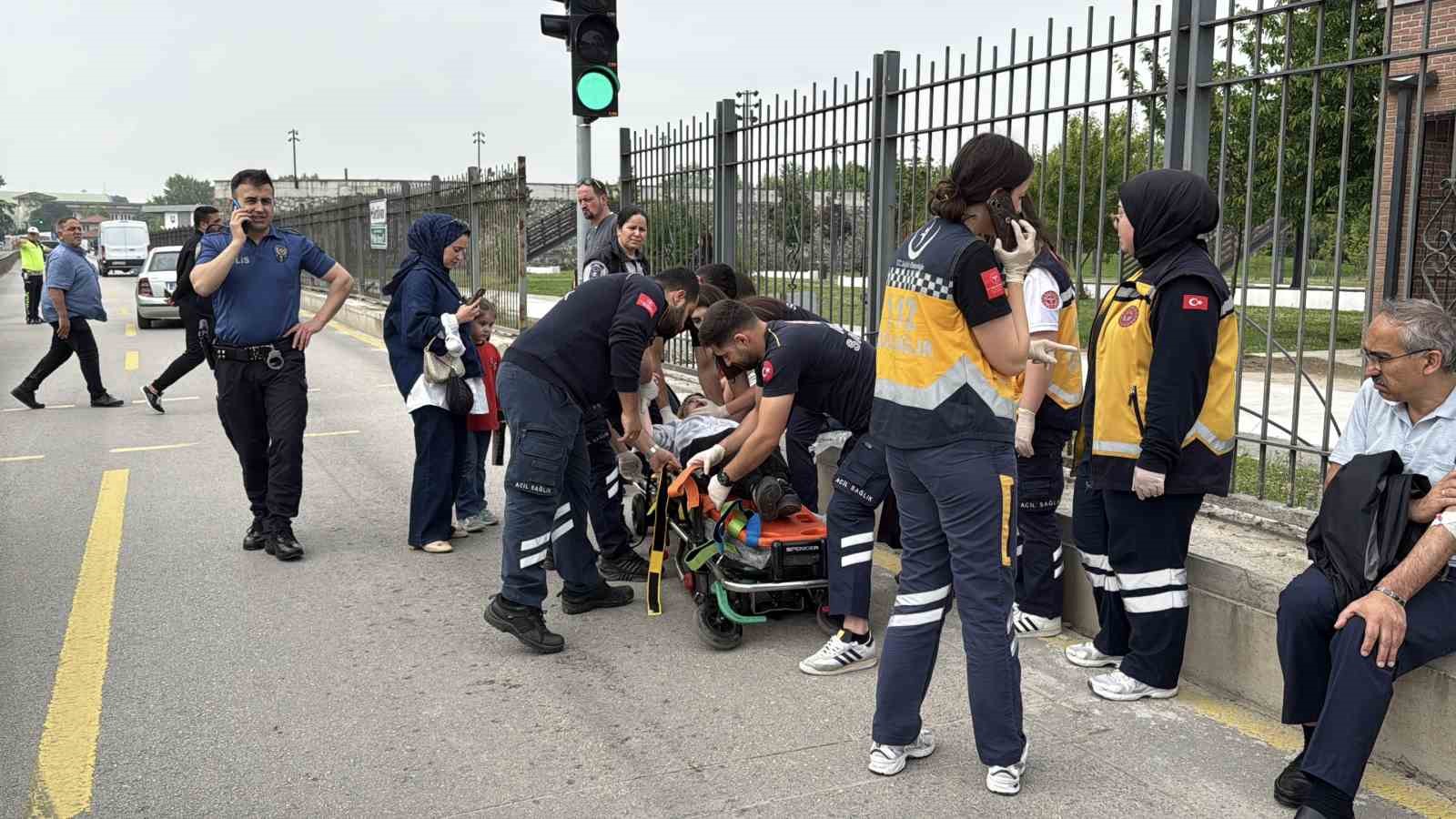 Yasak dönüş kazayı getirdi, metrobüsle hafif ticari araç çarpıştı: 13 yaralı 8 yasak donus kazayi getirdi metrobusle hafif ticari arac carpisti 13 yarali 4 9BNTzlcm