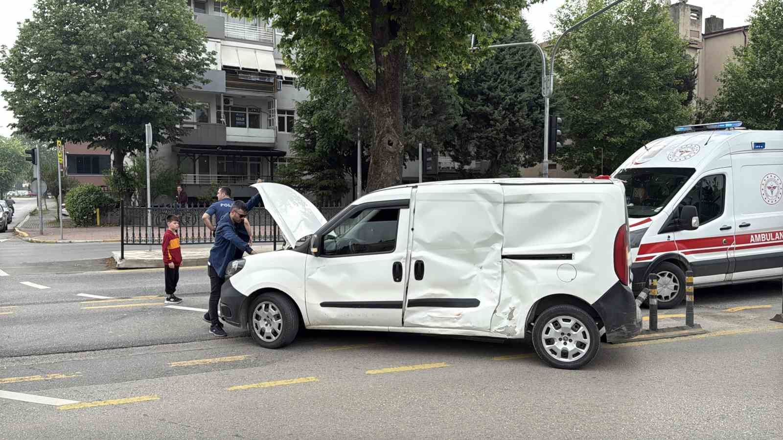 Yasak dönüş kazayı getirdi, metrobüsle hafif ticari araç çarpıştı: 13 yaralı 10 yasak donus kazayi getirdi metrobusle hafif ticari arac carpisti 13 yarali 6 9dTKDzE6
